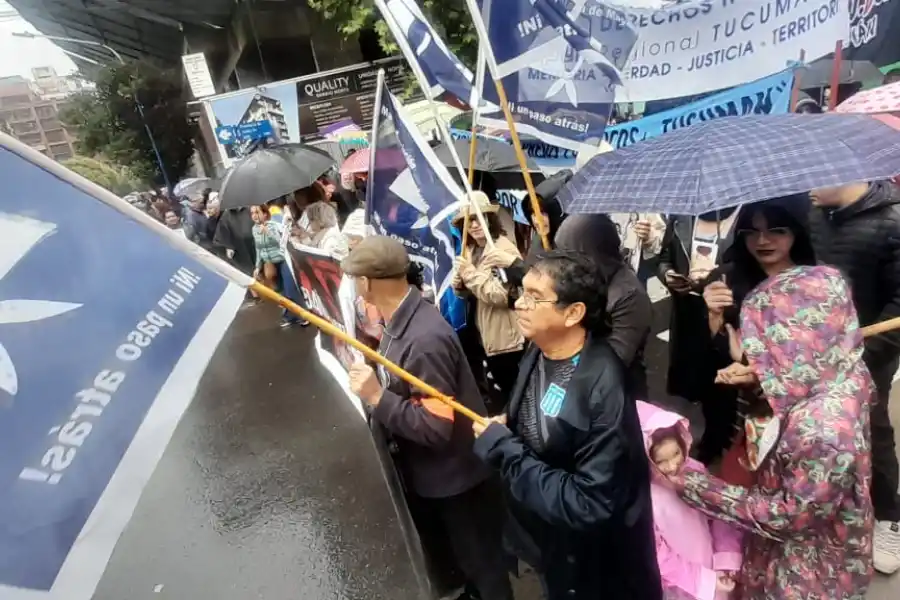 Bajo la lluvia, marcharon en Tucumán por el Día de la Memoria