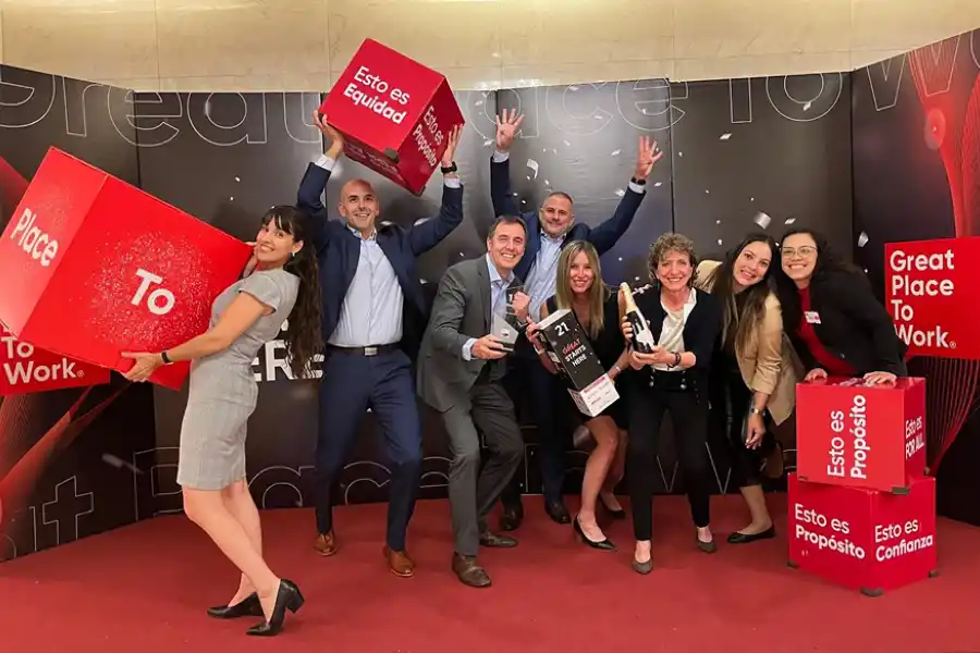 EN LA CEREMONIA. Sofia Sunblad junto a su equipo en la premiación de Great Place to Work Uruguay. / SOFÍA SUNBLAD LINKEDIN