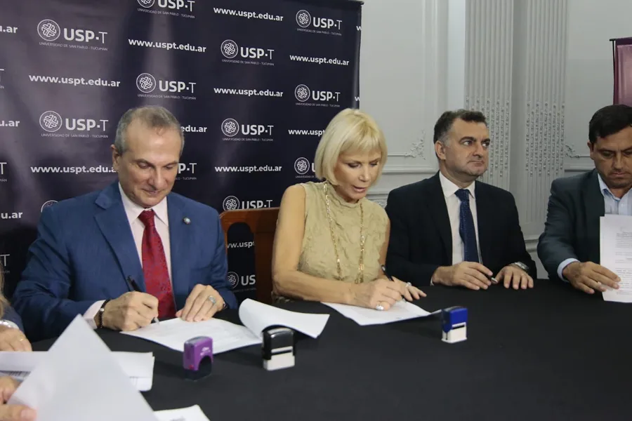 FIRMA. El convenio otorga becas para capacitar a los profesionales que liderarán el turismo de aventura en la región. / USP-T