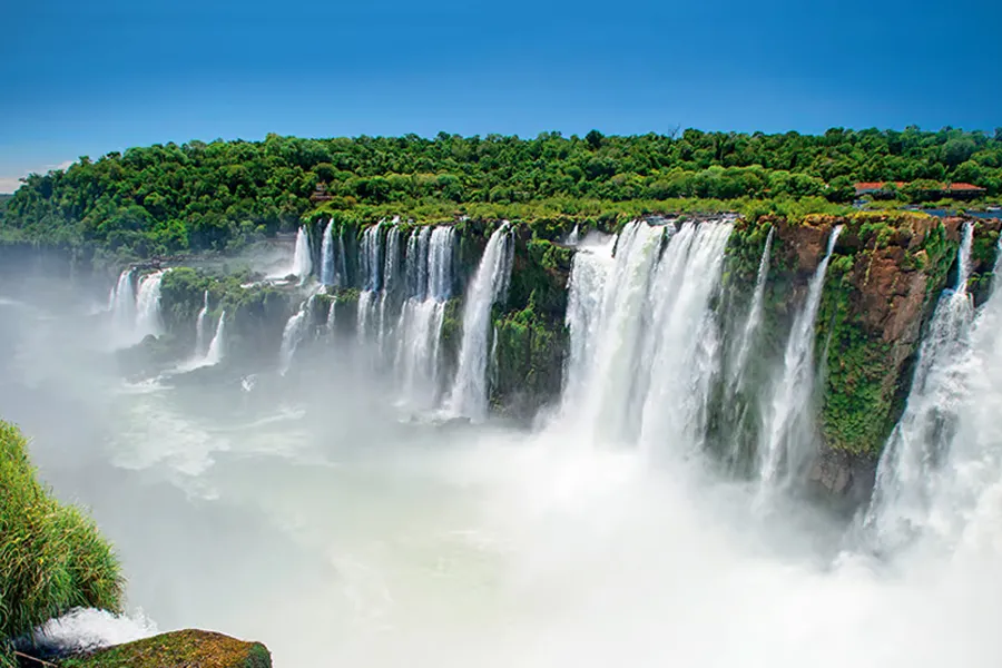 UNA DE LAS SIETE MARAVILLAS. Iguazú ofrece un imponente paisaje y visitar el comercio de la triple frontera. / TURISMOCITY