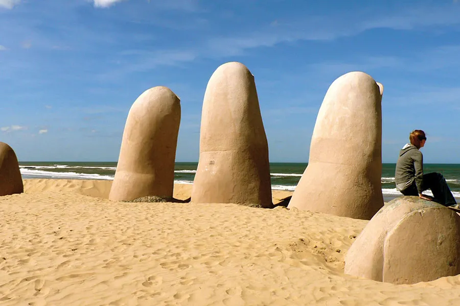 UNA PECULIAR ATRACCIÓN. Una de los mayores puntos turísticos en la zona es visitar la gigantesca mano enterrada. / TURISMOCITY