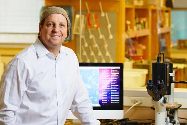 RAUL MOSTOSLAVSKY. El médico tucumano investiga en Harvard cómo atacar las células cancerosas.