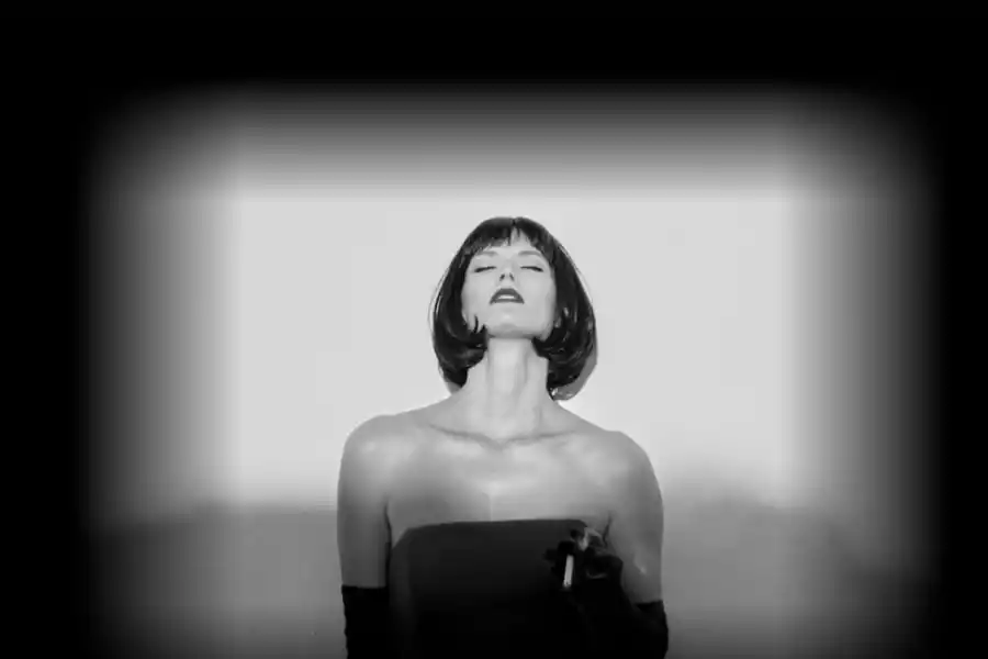 Streaming: Hollywood va por brujas, muñecas y cine mudo