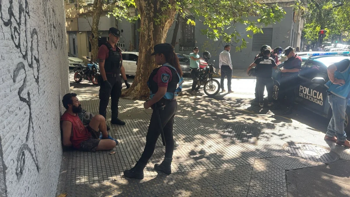 Detuvieron a un hombre que le entregaba sus fotos íntimas a los niños a la salida de los colegios