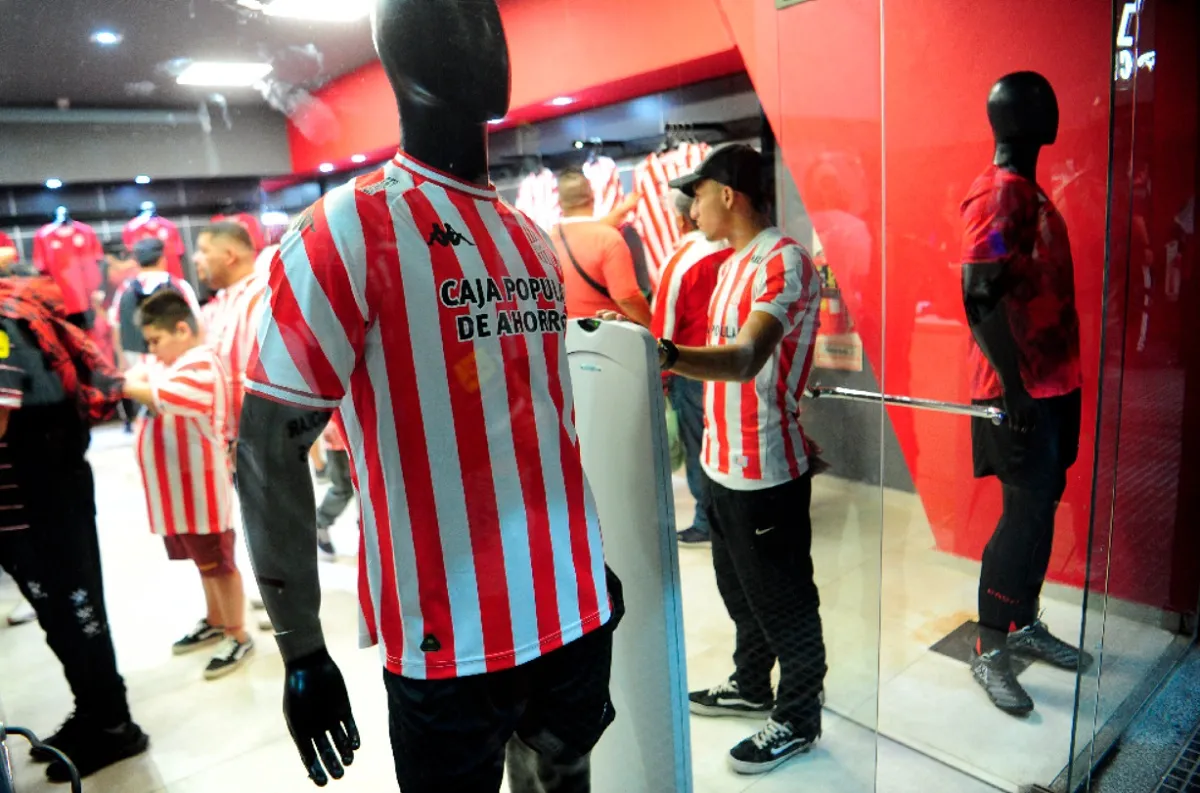 PRESENTACIÓN. Los hinchas pudieron adquirir la camiseta en el partido contra Gimnasia y Tiro.