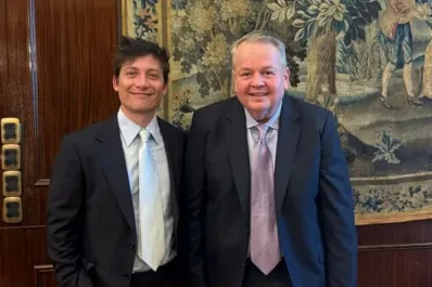 El principal asesor de Donald Trump se reunió con Santiago Caputo en la Casa Rosada