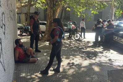 Detuvieron a un hombre que le entregaba sus fotos íntimas a los niños a la salida de los colegios