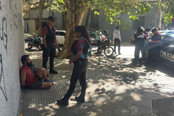 Detuvieron a un hombre que le entregaba sus fotos íntimas a los niños a la salida de los colegios