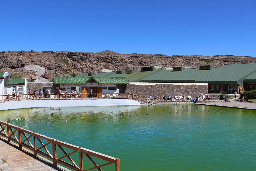Neuquén alberga un verdadero tesoro natural: las Termas de Copahue.