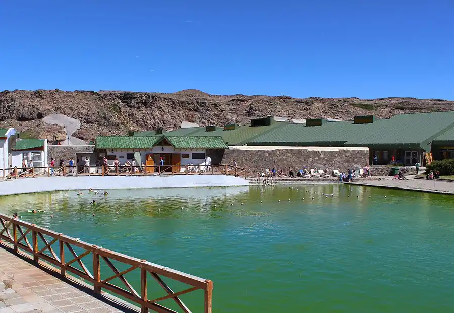Neuquén alberga un verdadero tesoro natural: las Termas de Copahue.
