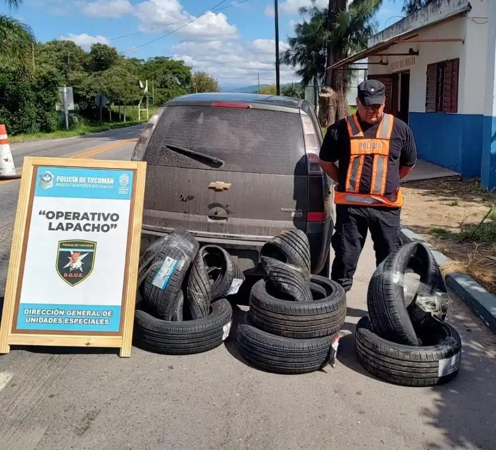 UN CLÁSICO. Los bagayeros se las ingenian para llevar las cubiertas.