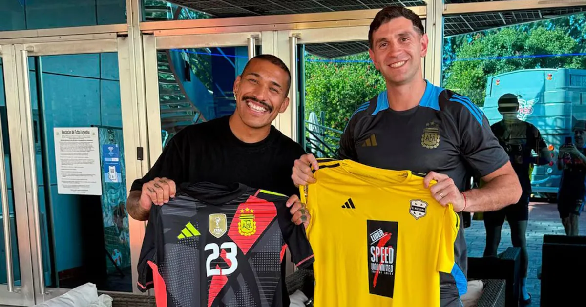 REENCUENTRO. Arce y Martínez intercambiaron camisetas en la previa a la última doble fecha FIFA.