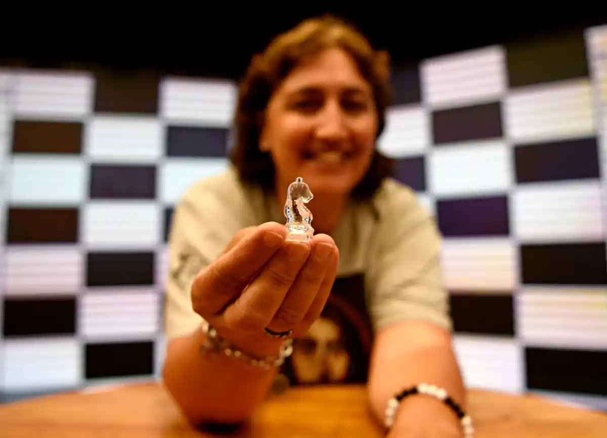 Ganó múltiples títulos internacionales, estuvo entre las mejores ajedrecistas del mundo, vivió en un convento y hoy difunde el ajedrez en el interior