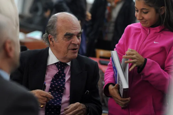 Un legado brillante de Carlos Páez de la Torre (h): los libros del Bicentenario