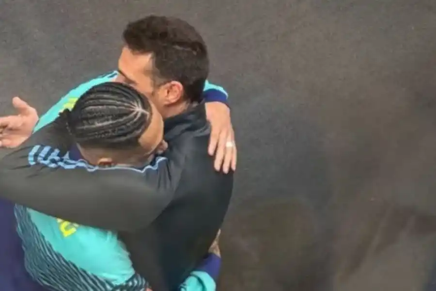 El gran gesto de Scaloni con Raphinha en el triunfo de la Selección Argentina sobre Brasil