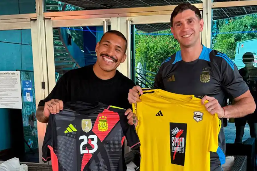 REENCUENTRO. Arce y Martínez intercambiaron camisetas en la previa a la última doble fecha FIFA.