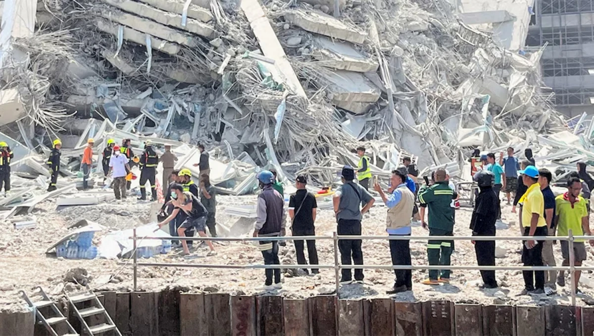 DRAMÁTICO. Equipos de emergencias buscan sobrevivientes en un edificio que se derrumbó en Bangkok.