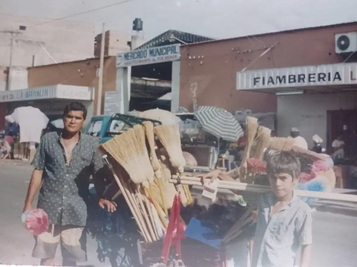 Juan y su papá en el mercado de San Salvador de Jujuy. 