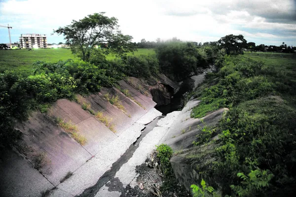 Alerta en la avenida Perón sobre el puente del canal Caínzo