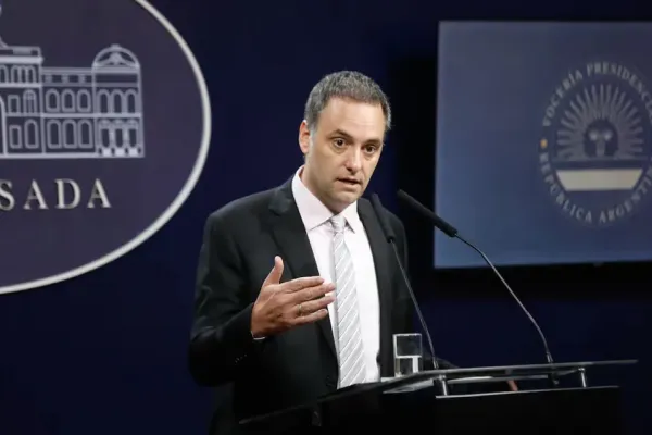 La Coalición Cívica pidió la renuncia de Manuel Adorni: el motivo