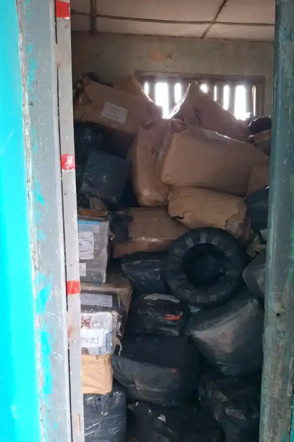 PROBLEMAS. Mercadería amontonada en una oficina de Los Mistoles.