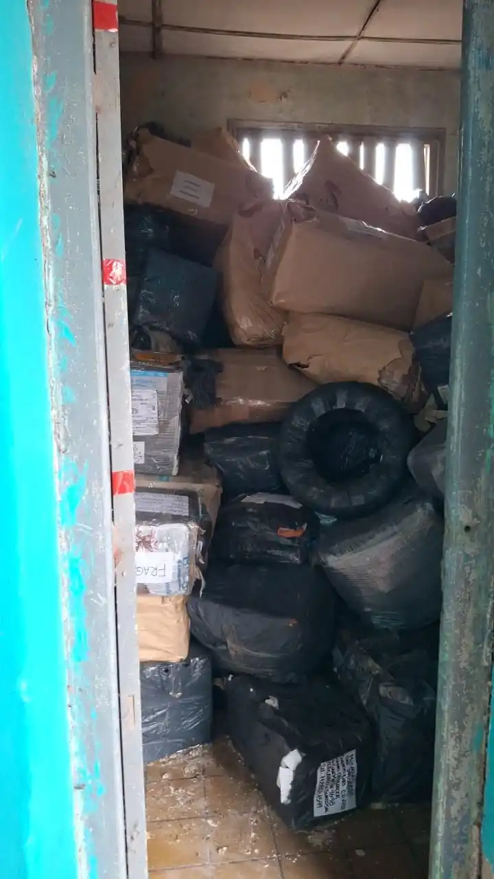 PROBLEMAS. Mercadería amontonada en una oficina de Los Mistoles.