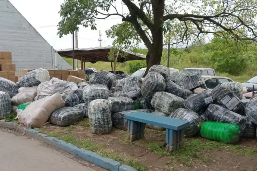 REALIDAD. Los policías dejan al aire libre la mercadería por falta de espacio.
