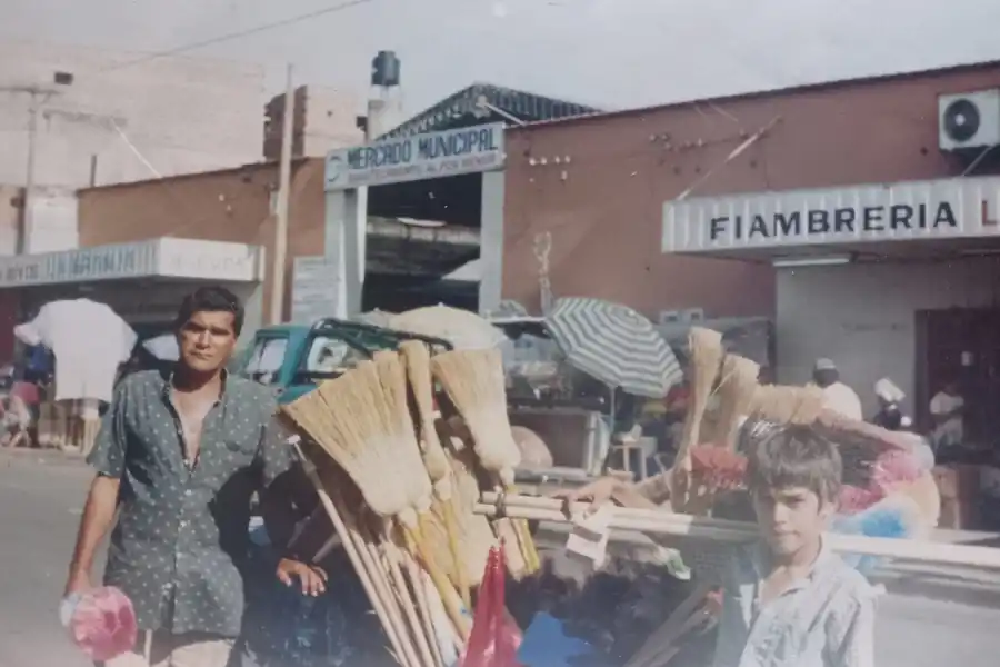 Juan y su papá en el mercado de San Salvador de Jujuy. 