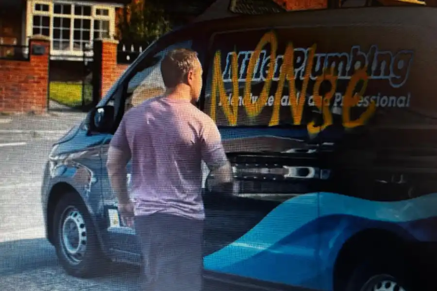 ¿Por qué escribieron pedófilo en la camioneta del padre de Jamie en Adolescencia?