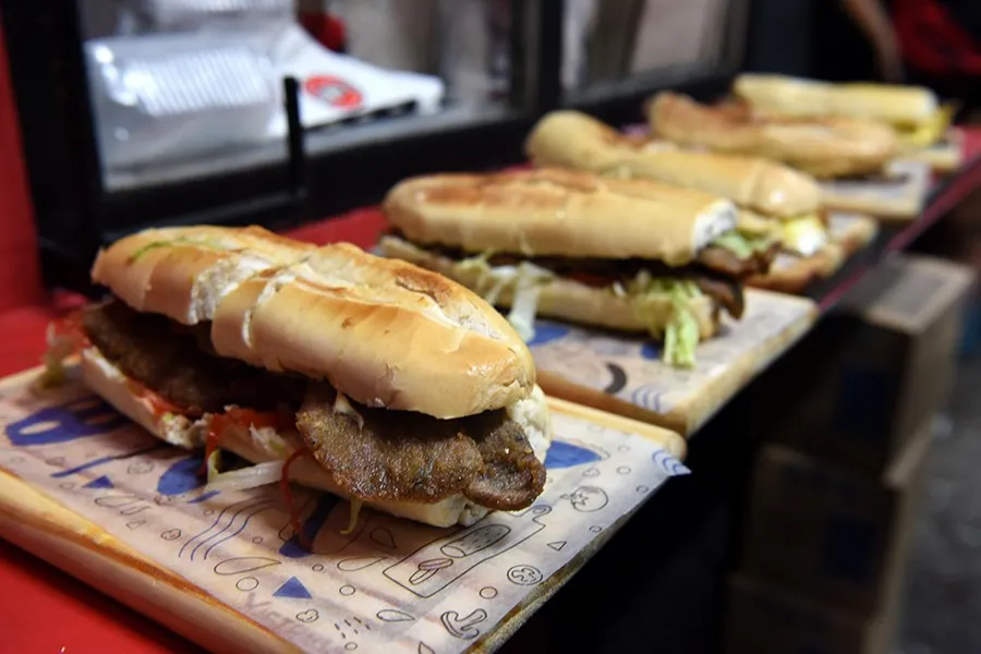 UNO DE LOS SÍMBOLOS PROVINCIALES. El sánguche de milanesa está asociado a la hospitalidad tucumana. / LA GACETA