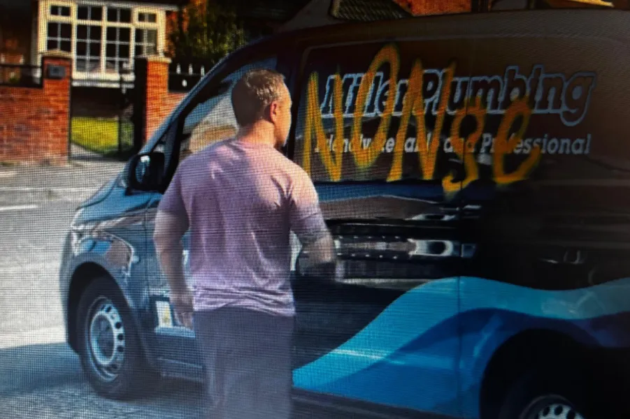 ¿Por qué escribieron pedófilo en la camioneta del padre de Jamie en Adolescencia?