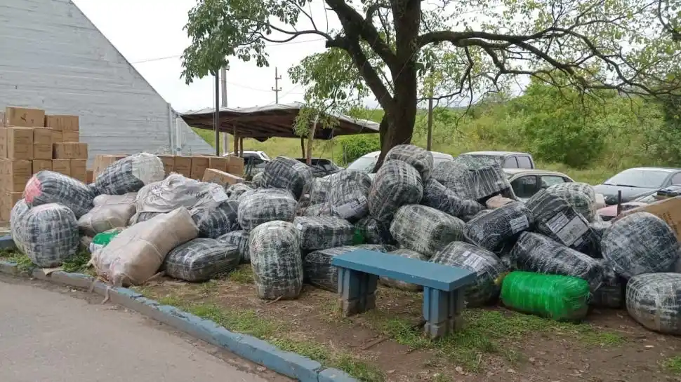 REALIDAD. Los policías dejan al aire libre la mercadería por falta de espacio.