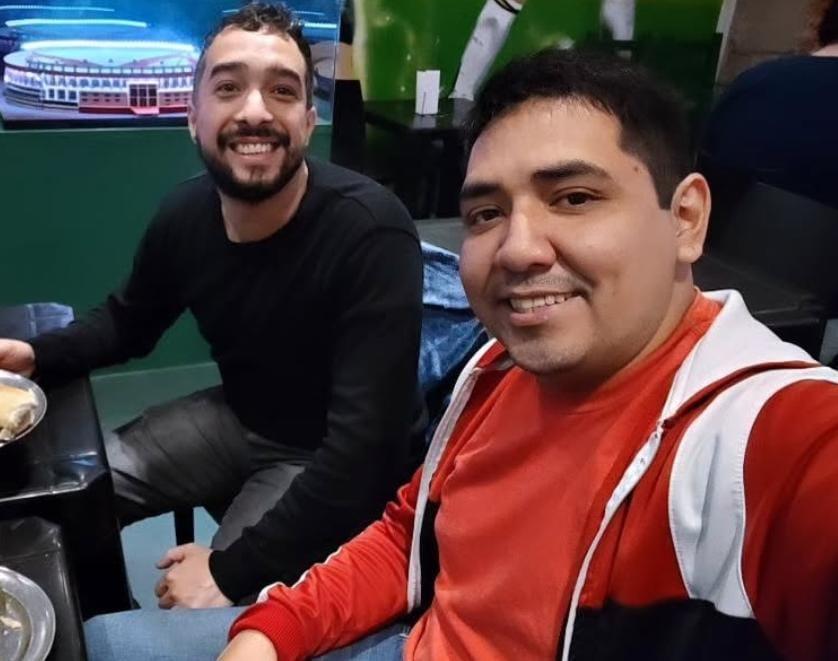 COMPAÑEROS DE LA UNT. Sebastián y Gustavo son compañeros de proyecto en la materia final de su carrera. / INSTAGRAM @sebas_astesana