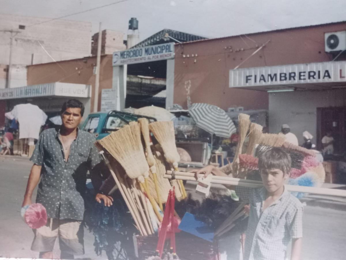 Juan y su papá en el mercado de San Salvador de Jujuy. 