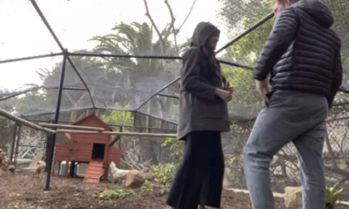 Harry y Meghan en su gallinero.