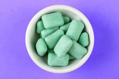 Masticar chicle puede liberar cientos de microplásticos en el cuerpo, según un estudio