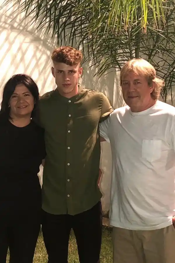 EN FAMILIA. Mateo Pérez junto a sus padres.