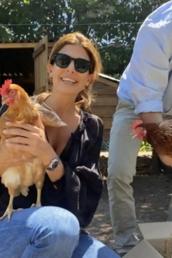 Juliana Awada con su gallina.