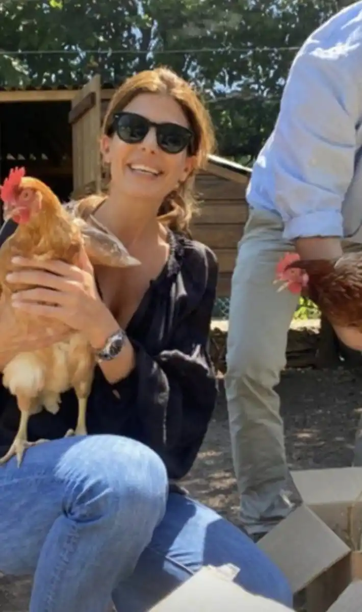 Juliana Awada con su gallina.