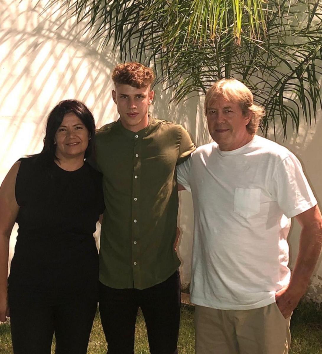 EN FAMILIA. Mateo Pérez junto a sus padres.