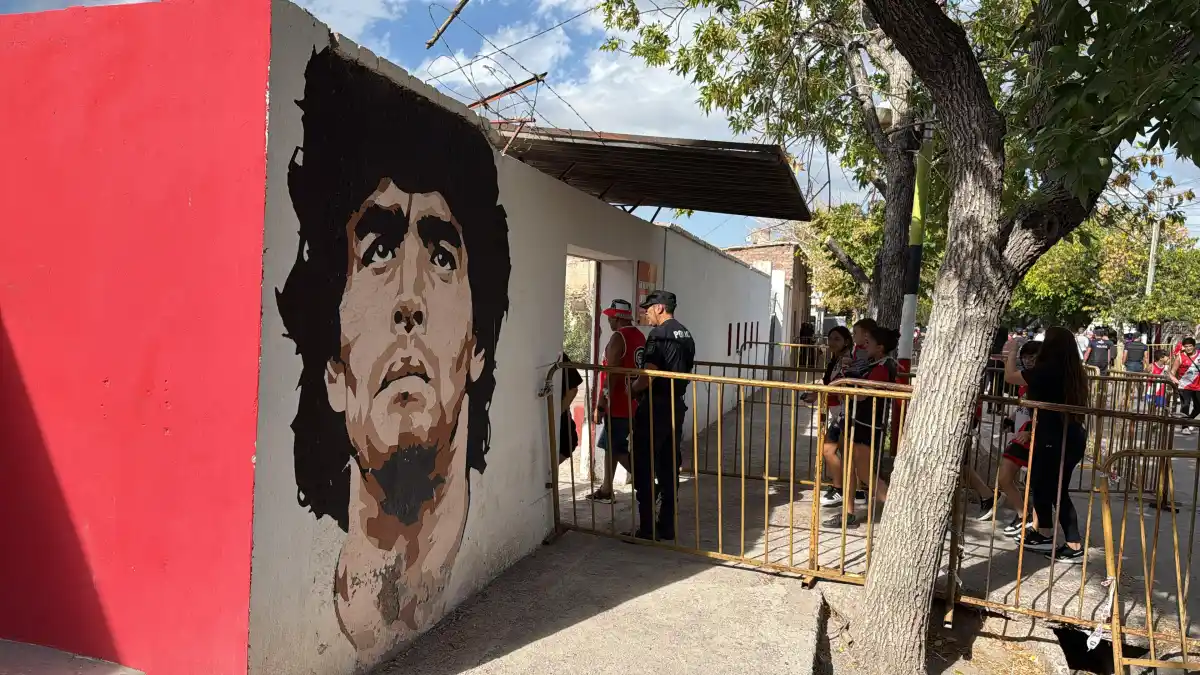 INGRESO. El estadio posee un mural de Diego Armando Maradona.