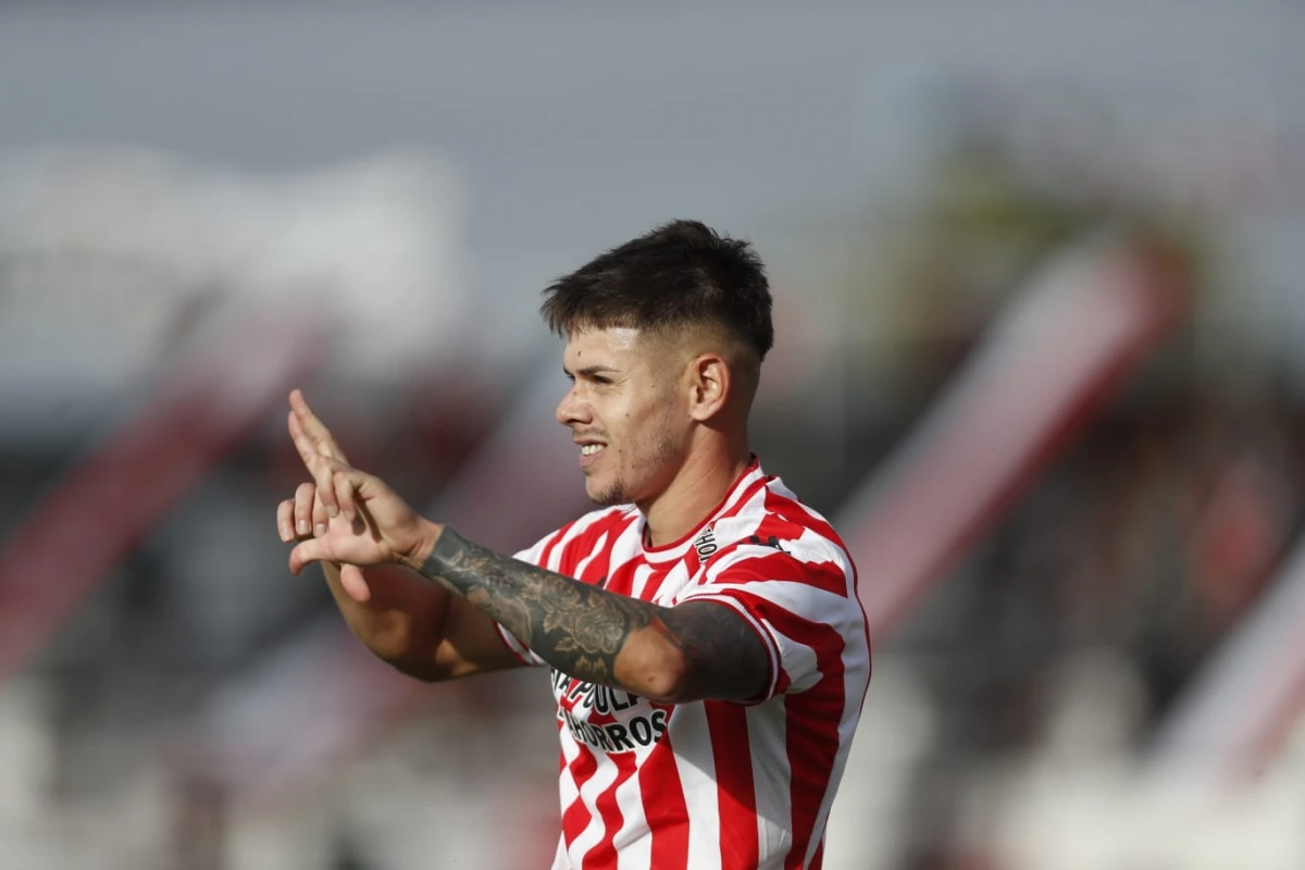 IMPLACABLE. Franco García aprovechó un rebote del arquero Pietrobuono, para sellar un nuevo triunfo santo.