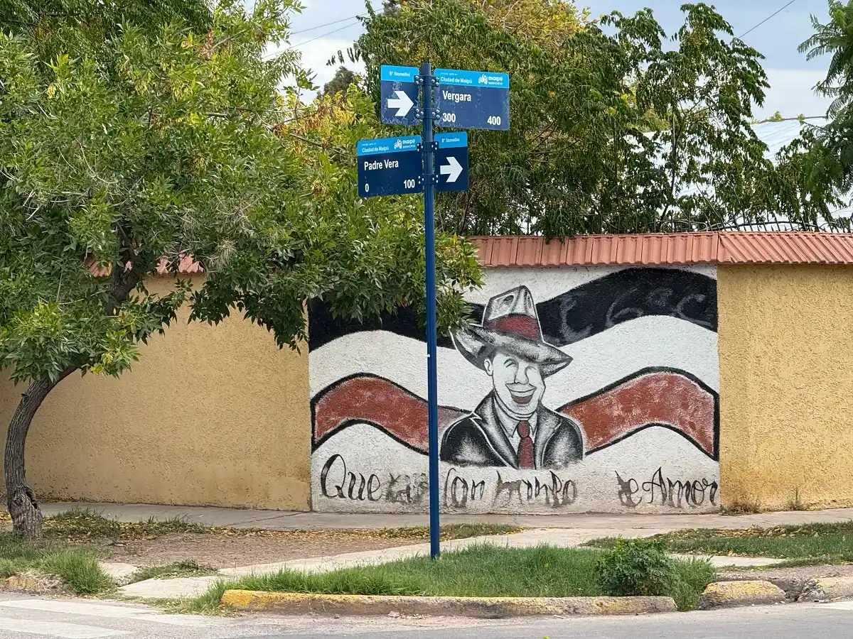 COLORIDO. En Maipú se pueden observar murales dedicados a Carlos Gardel, entre otros personajes.