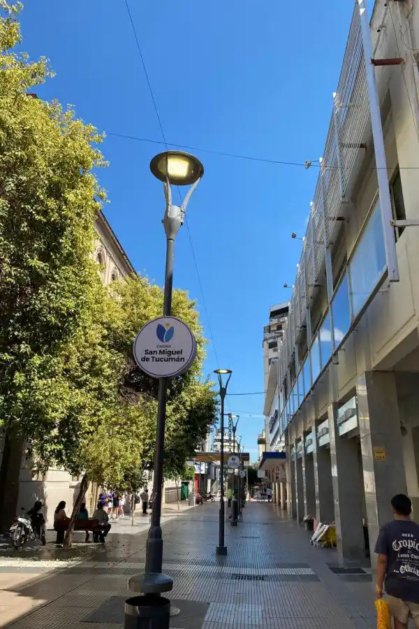 Las fotos que no viste: nuevos semáforos y luces encendidas durante el día