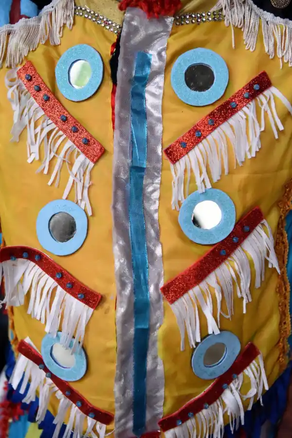 CON LENTEJUELAS Y RETAZOS. Todo viene bien para preparar los trajes.