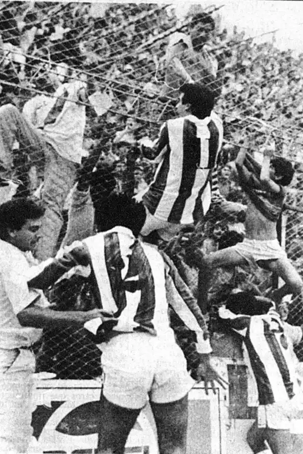 FESTEJO DE GOL. Zacharski se trepa al alambrado de La Ciudadela.