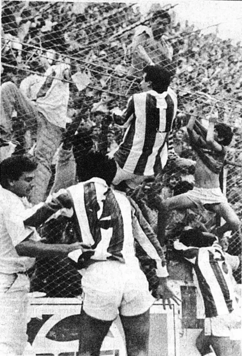 FESTEJO DE GOL. Zacharski se trepa al alambrado de La Ciudadela.