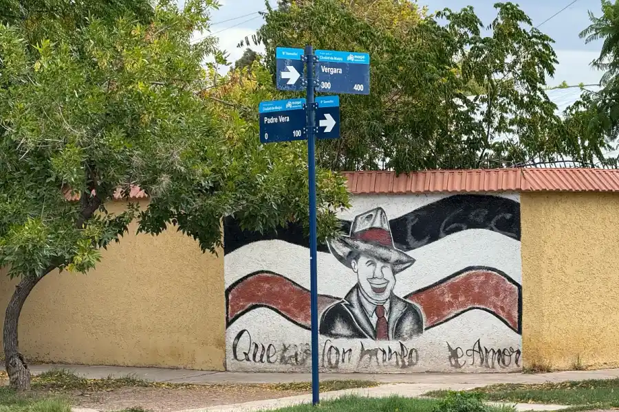 COLORIDO. En Maipú se pueden observar murales dedicados a Carlos Gardel, entre otros personajes.