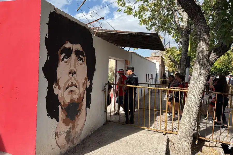 INGRESO. El estadio posee un mural de Diego Armando Maradona.