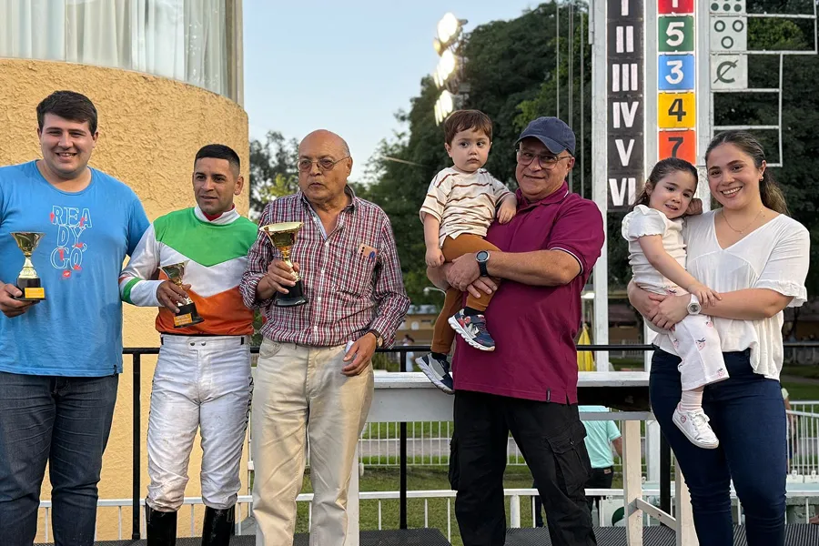 PREMIACIÓN. Los responsables de Suffok recibieron las copas que entregaron los familiares de Antonio Zamora López,